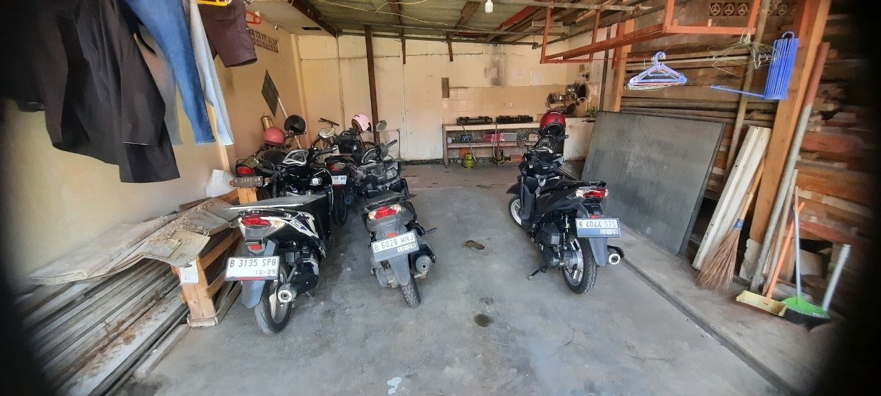Parkir motor Kos Cemara Putri 41